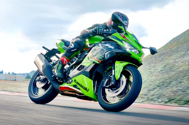 Both the ZX4R and the ZX4RR come to India as CBUs (Completely Built Units). Kawasaki Ninja ZX4RR front right side riding image on track